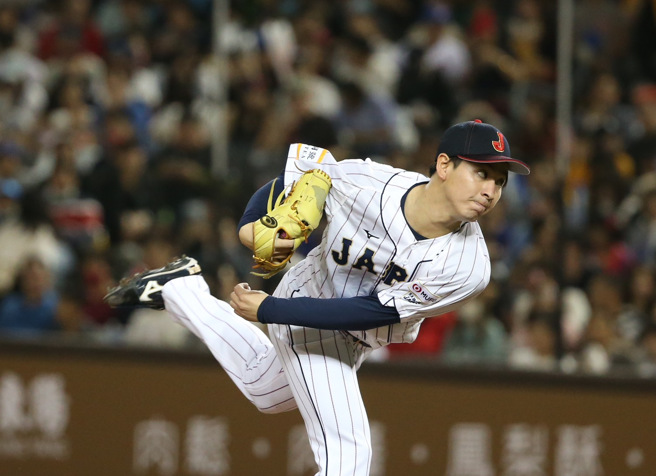日本队先发投手加藤三范。（陈怡诚摄）