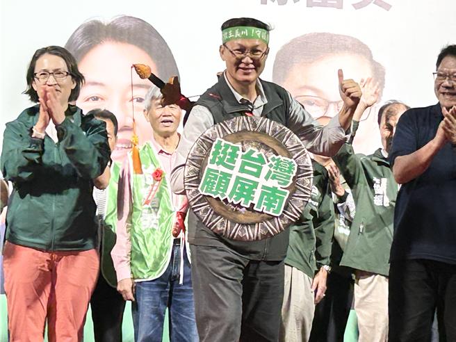 民进党籍副总统选人参选人萧美琴10日为同党屏东二选区立委参选人徐富癸站台助选，与前、现任屏东县长潘孟安、周春米一同赠予徐2把象徵正义、专业的剑，以及「挺台湾‧顾屏南」的盾牌，盼将徐送进国会。（谢佳潾摄）