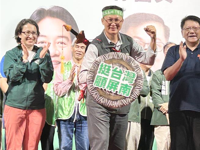 民进党籍副总统选人参选人萧美琴10日为同党屏东二选区立委参选人徐富癸站台助选，与前、现任屏东县长潘孟安、周春米一同赠予徐2把象徵正义、专业的剑，以及「挺台湾‧顾屏南」的盾牌，盼将徐送进国会。（谢佳潾摄）