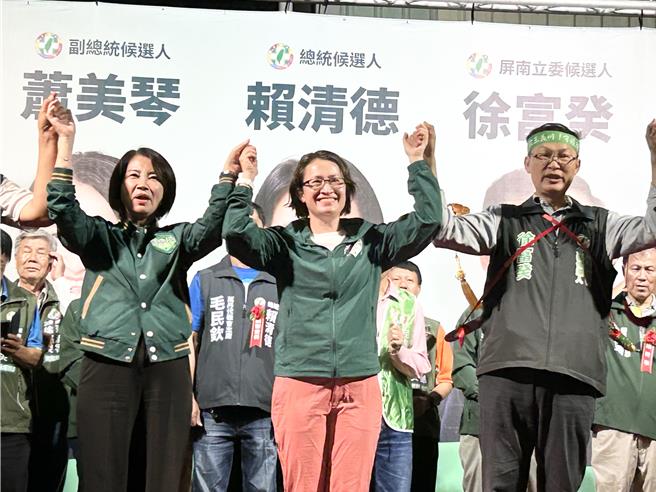 民进党籍副总统选人参选人萧美琴10日为同党屏东二选区立委参选人徐富癸站台助选，与前、现任屏东县长潘孟安、周春米一同赠予徐2把象徵正义、专业的剑，以及「挺台湾‧顾屏南」的盾牌，盼将徐送进国会。（谢佳潾摄）