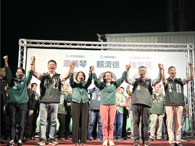 民进党籍副总统选人参选人萧美琴10日为同党屏东二选区立委参选人徐富癸站台助选，与前、现任屏东县长潘孟安、周春米一同赠予徐2把象徵正义、专业的剑，以及「挺台湾‧顾屏南」的盾牌，盼将徐送进国会。（谢佳潾摄）