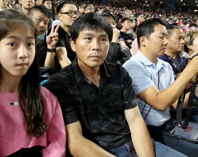 味全龙总教练叶君璋（中）10日再度来到台北大巨蛋看爱徒徐若熙投球。（郑任南摄）