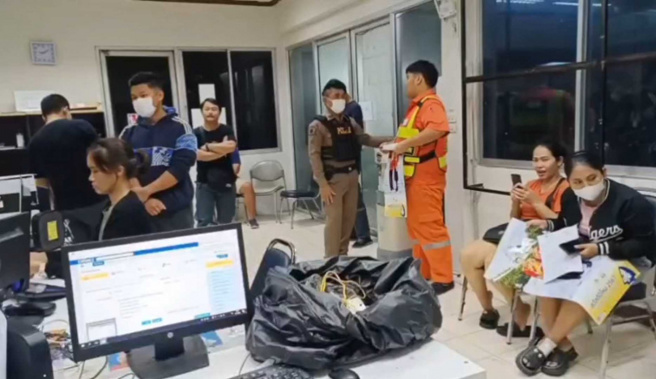 高速公路掉「整袋金饰」价值264万  专家一鑑定「警察傻呆了」。(翻摄自微博)
