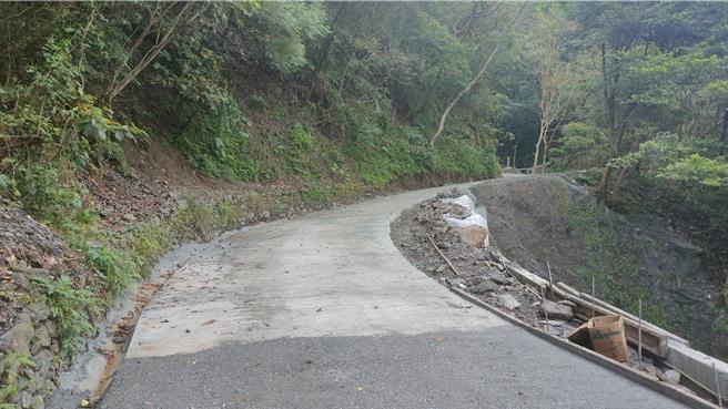 新舊寮山徑步道1.05K處路基崩塌施作中。（冬山鄉公所提供／吳佩蓉宜蘭傳真）