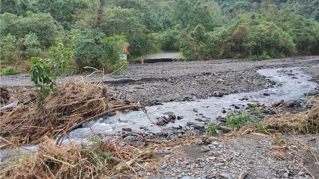 新舊寮山徑步道路基崩塌施作中。（冬山鄉公所提供／吳佩蓉宜蘭傳真）
