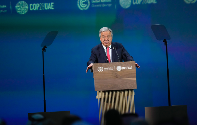聯合國秘書長古特瑞斯在COP28提到，儘管各國許下承諾，排放量仍處於紀錄新高，化石燃料是主要原因。(圖/Reuters)