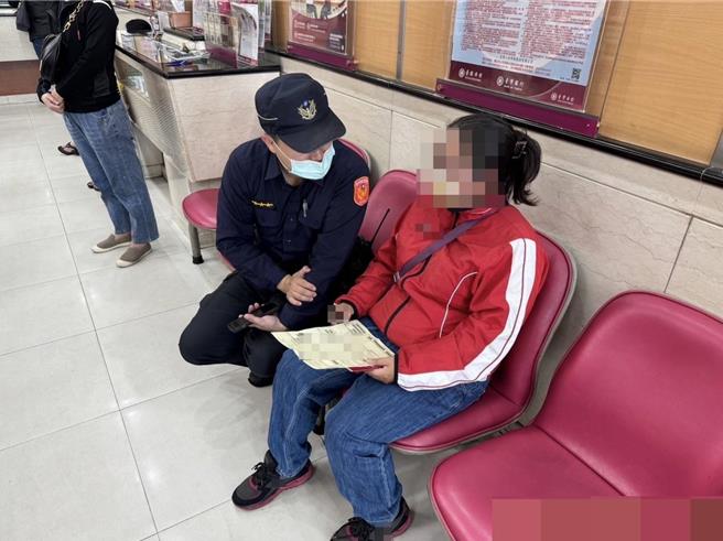 台中市太平区40多岁女子日前透过交友软体与自称「阿浩」的男子认识，在阿浩每日嘘寒问暖下，听信引导投资不知名的虚拟货币，前往银行解除26万定存，幸行员机警察觉有异，通报警方成功保住女子存款。（民眾提供／潘虹恩台中传真）