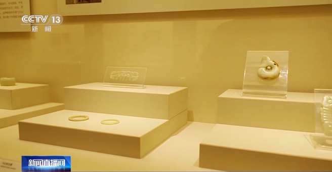 牛河梁遗址出土的玉器制作精美，数量不少。（图／央视新闻）