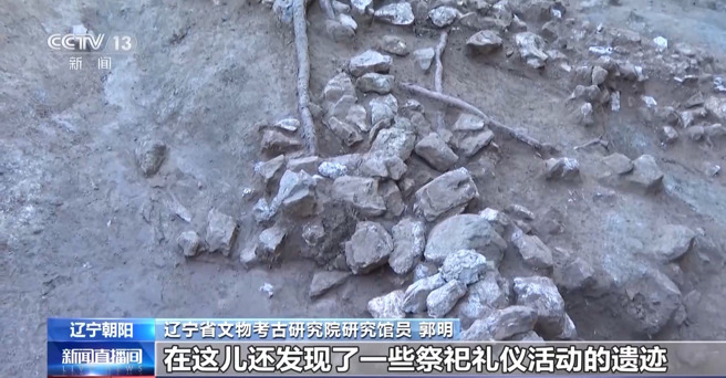 近10万平方米的台基建筑，修筑时间大概在距今5700年左右，发现一些祭祀礼仪活动的遗迹。（图／央视新闻）