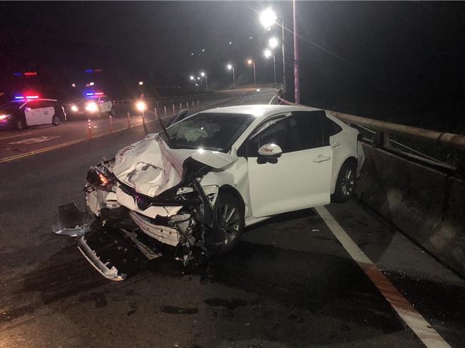 基隆市與新北市萬里區交界的澳底陸橋上，10日晚間發生一起租賃小客車與小貨車的對撞意外，造成2人受傷，緊急送醫急救。（翻攝照片／張志康基隆傳真）