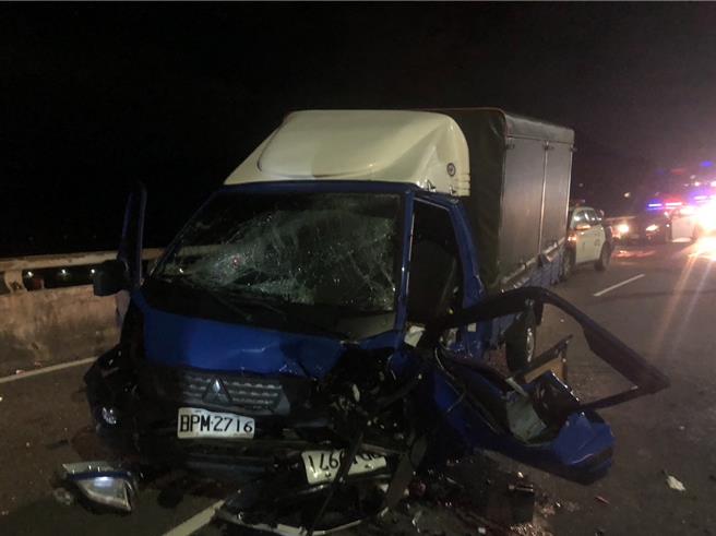 基隆市與新北市萬里區交界的澳底陸橋上，10日晚間發生一起租賃小客車與小貨車的對撞意外，造成2人受傷，緊急送醫急救。（翻攝照片／張志康基隆傳真）