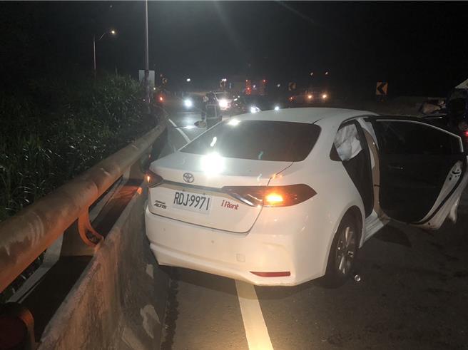 基隆市與新北市萬里區交界的澳底陸橋上，10日晚間發生一起租賃小客車與小貨車的對撞意外，造成2人受傷，緊急送醫急救。（翻攝照片／張志康基隆傳真）