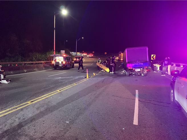 基隆市與新北市萬里區交界的澳底陸橋上，10日晚間發生一起租賃小客車與小貨車的對撞意外，造成2人受傷，緊急送醫急救。（翻攝照片／張志康基隆傳真）