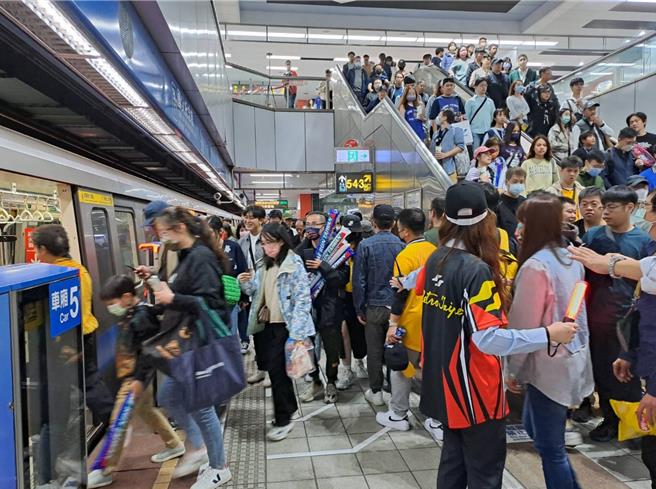 「2023亚洲棒球锦标赛」10日结束，冠军赛开放2.2万名观眾进场，台北捷运于晚间9时16分顺利完成疏运，自人潮进入车站至现场纾解约24分钟。（台北捷运公司提供／刘彦宜台北传真）