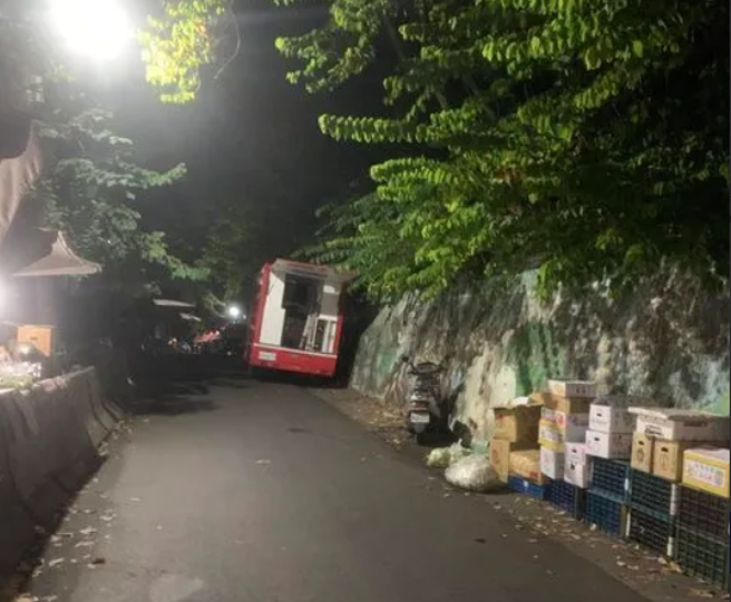 1家3口爬大坑步道妻子下落不明」 ， 警消摸黑大搜山。(翻摄自PTT)
