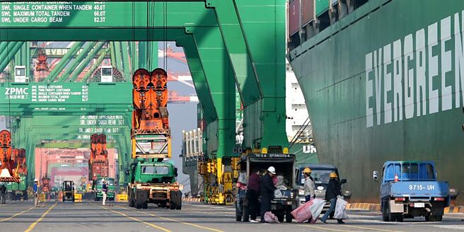 民进党长期主张台湾独立，不但违背中华民国宪法，且踩了大陆红线，恐激起对岸反制，并诉诸强制手段处理台湾问题，台湾也将惨遭战祸肆虐，数十年来安全稳定的投资与经营环境顿然化为乌有。图／本报资料照片