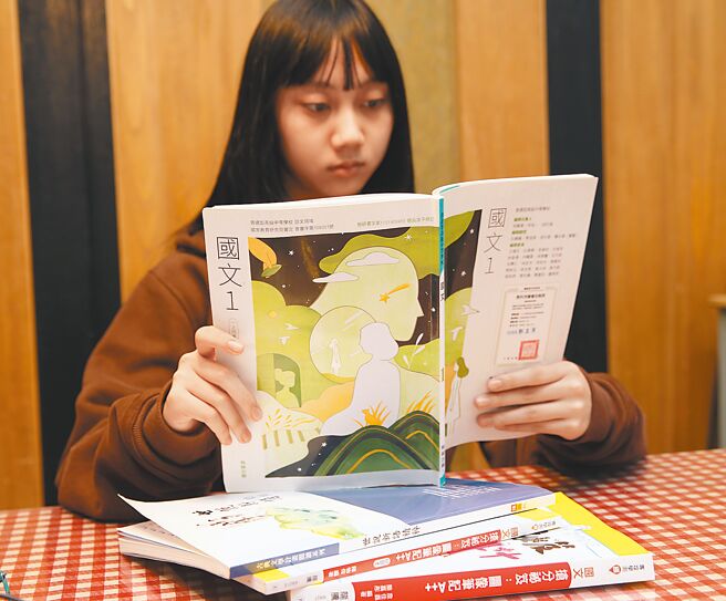 根据教育部资讯，有别于新的108课纲，旧的99课纲设有30篇推荐古文，至108课纲剩下15篇，不少如醉翁亭记、兰亭集序等均已不在名单中。（陈怡诚摄）