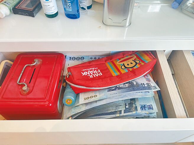 新北市刑大7日破获以总统选举为主的地下赌盘，查扣现金508万余元等证物。（新北市刑大提供／王扬杰新北传真）