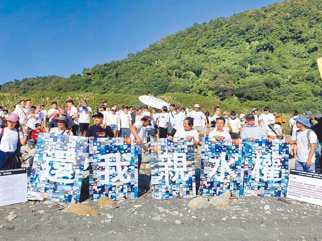 衝浪玩家9日在宜兰县南澳神秘沙滩北侧下水衝浪，表达开放水域的诉求。（民眾提供／李忠一宜兰传真）