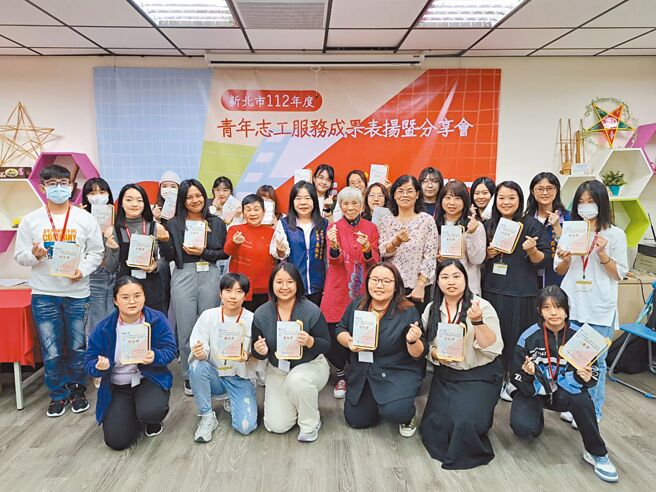 新北市社會局辦理「青春有你一耆走過」活動，9日舉辦成果發表會，邀請參與活動、採訪耆老的學子分享採訪故事。（柯毓庭攝）
