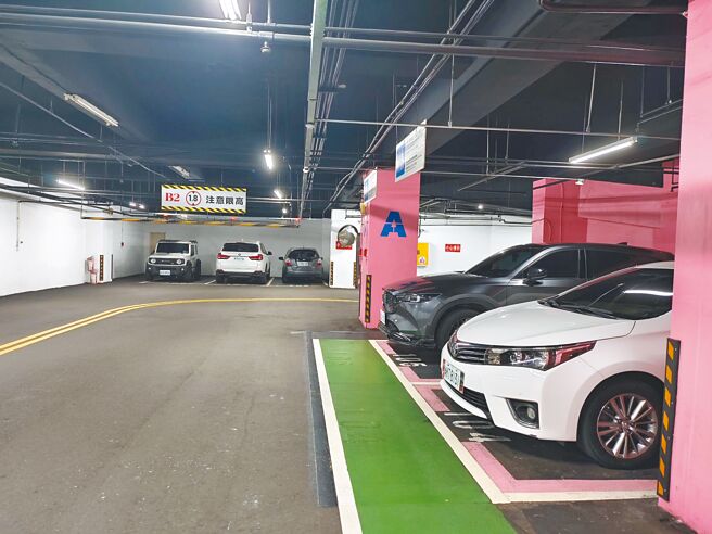 桃园市府前公有停车场虽设有车牌辨识，但民眾仍须到缴费机输入车牌后缴费，但有县市已经升级到可以驾车在出口直接拿出悠游卡缴费，民眾希望桃园能够跟上。（赖佑维摄）