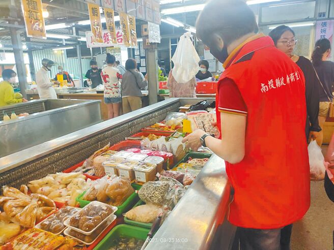 南投县卫生局在生鲜超市、传统市场、火锅店、饭店等稽查，火锅料及蔬果等共计90件送验，检验结果9日出炉，其中火龙果、大辣椒共2件产品不合格。（南投县卫生局提供／杨静茹南投传真）