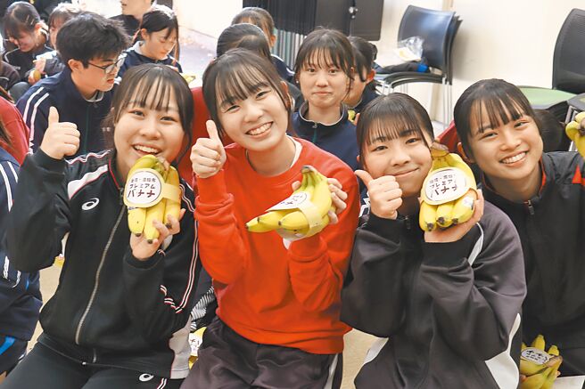 「橘色恶魔」日本京都橘高校吹奏乐部将于10日在高雄演出，高市府8日特别直送新鲜的旗山香蕉到日本给学生品尝。（高市府新闻局提供／洪浩轩高雄传真）