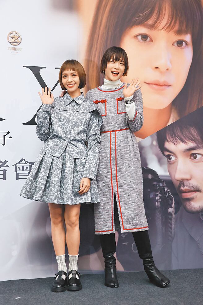 上野树里（右）和黄姵嘉9日开心在《邻人X：谜样的女子》记者会上相聚。（罗永铭摄）