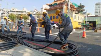 台电为了高雄人这样拚！ 高雄区处汰换1.6公里老旧电缆、凤山区处改善路灯系统