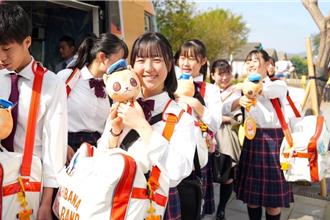 橘色恶魔搭「柑橘号」轻轨游高雄 陈其迈惊喜现身送2限量纪念礼