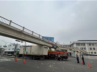 拖板車載運貨櫃屋太高撞天橋 「砰」一聲路人嚇壞了