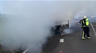 國1南下58.2K小貨車起火焦黑 高架段一度回堵5公里