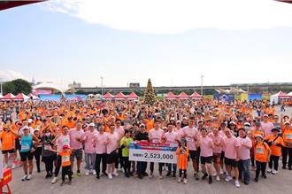 聖誕送暖！飯店捐復康巴士助身障  贊助逾千張優惠券號召公益路跑