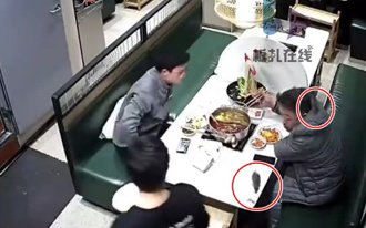吃火鍋天降米奇嚇壞食客 男「中頭獎」瞬間彈起