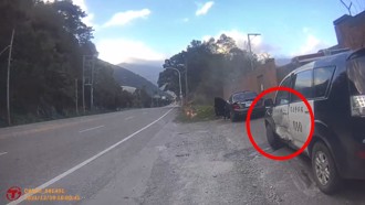 警蘇花路旁執行勤務 遭打盹賓士車撞上警車凹損