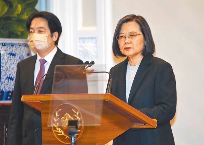 郭正亮表示，赖清德(左)若提出政策创新，怕打了总统蔡英文(右)的脸，所以很尷尬。（示意图／资料照／姚志平摄）