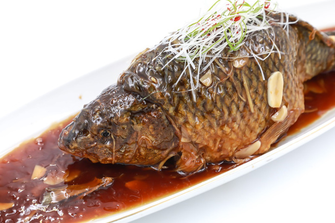 罾蹦鲤鱼是津菜里的代表菜，鱼肉的鲜美，酸中带甜的口味使人食欲大开。（图／朱明甫摄）