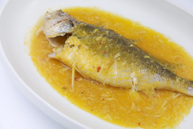 灌汤黄鱼源自满汉全席，鱼中包裹着鲜香浓滑的「软馅心」，整道菜品立体饱满。（图／朱明甫摄）