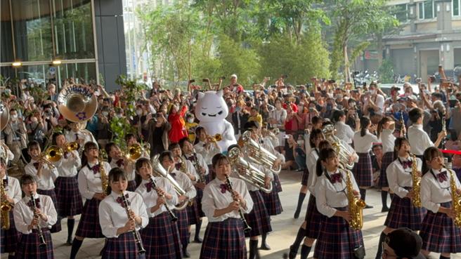 「橘色惡魔」之稱的日本京都橘高校吹奏樂部今（11）日早上在高雄承億酒店1樓戶外廣場加碼快閃演出。（柯宗緯攝）