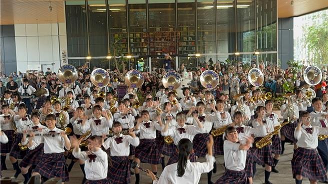 「橘色惡魔」之稱的日本京都橘高校吹奏樂部今（11）日早上在高雄承億酒店1樓戶外廣場加碼快閃演出。（柯宗緯攝）