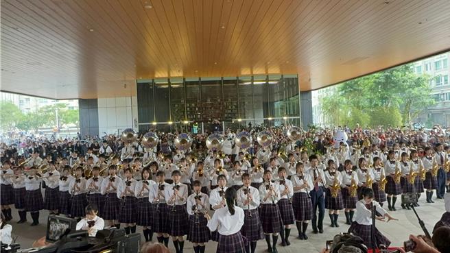 「橘色惡魔」之稱的日本京都橘高校吹奏樂部今（11）日早上在高雄承億酒店1樓戶外廣場加碼快閃演出。（柯宗緯攝）