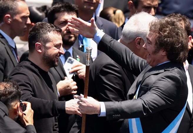 圖為澤倫斯基10日阿根廷首都布宜諾斯艾利斯出席米雷伊（Javier Milei，上圖右）的宣誓就職儀式。澤倫斯基同時藉此場合與厄瓜多等領袖討論俄羅斯侵烏的議題。（圖／路透社）