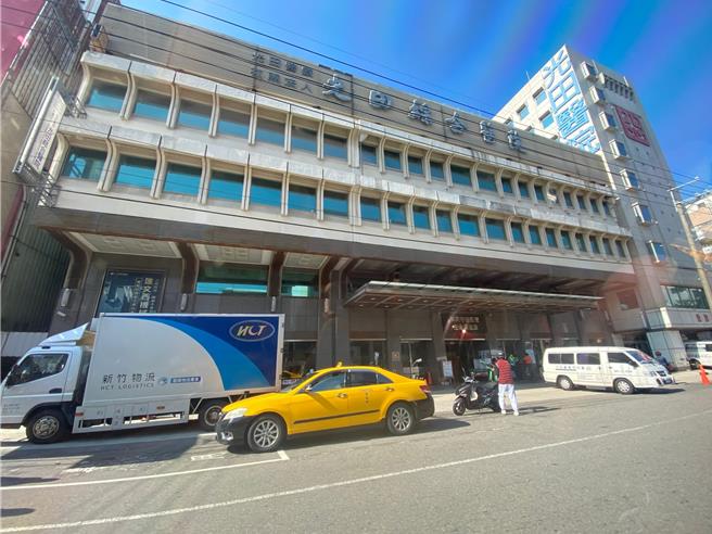 沙鹿派出所員警於6日晚間，在沙鹿區光田醫院尋獲12歲的走失男童，發現男童手上不斷把玩魔術方塊，短短數秒把凌亂的6面顏色，恢復固定位置，令警方驚訝不已。（張妍溱攝）