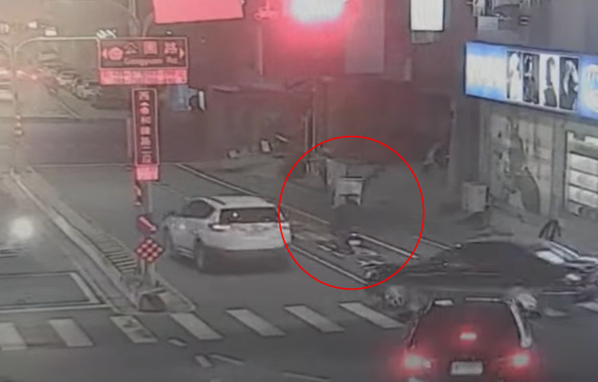 台南超狂阿伯載2米鐵桌「看不見路」趴趴走，驚險畫面曝光。(翻攝記者爆料網)