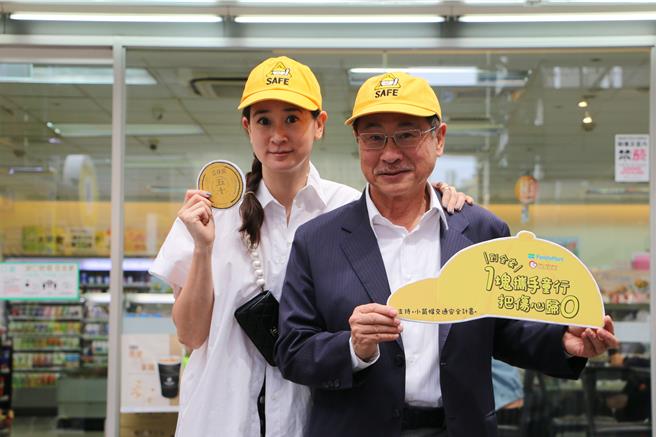 台北市公车联营管理委员会主委、首都客运集团董事长李博文（右）偕女儿李晶晶，一起推动交通安全公益活动。（首都客运集团提供／刘彦宜台北传真）