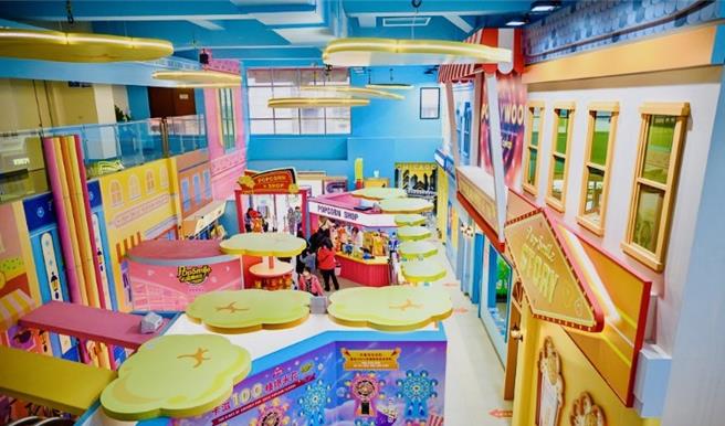 卡滋爆米花觀光工廠成立之初與員工們討論，期望廠區能以美國小鎮的建築風格，營造出宛如台版巧克力夢工廠的夢幻樂園。（新北市經發局提供）