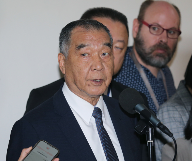 國防部長邱國正11日在立法院表示，明年第1批入伍役男約600人，經過8周新兵訓練後，原則上，1年役期的會分發在同一單位，至於4個月的軍事訓練役，則會分發到各單位，以利部隊管理。（陳君瑋攝）