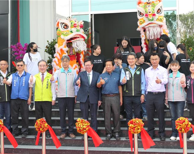 雲林縣西螺鎮「漢光蔬果區域冷鏈物流中心」11日啟用，行政院副院長鄭文燦（前左五）希望藉由全國各地冷鏈中心的成立，提高20％銷售量，幫助農民增加收益。（張朝欣攝）