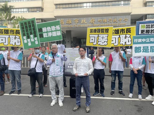 高雄市政風處遭爆以查賄為名，變相監控高雄喜樂島聯盟主席郭倍宏，引發各界譁然，郭倍宏11日前往高市府四維行政中心抗議表達不滿，怒轟「市府變競總，政風處變東廠」。（洪浩軒攝）