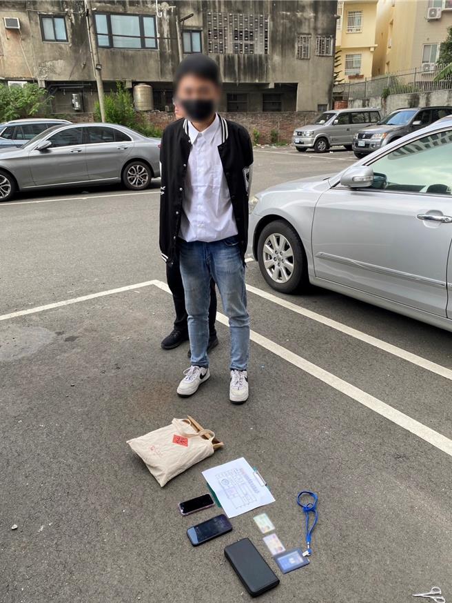 台中市蔡姓退休电子工程师，不甘投资诈骗损失200万元，联手台中市第三分勤工所警方引蛇出洞，在台中市南区逮捕出面取款车手。（警方提供／王煌忠台中传真）